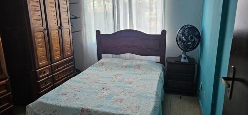 a small bedroom with a bed and a window at Apartamento PRAIA in Cabo Frio