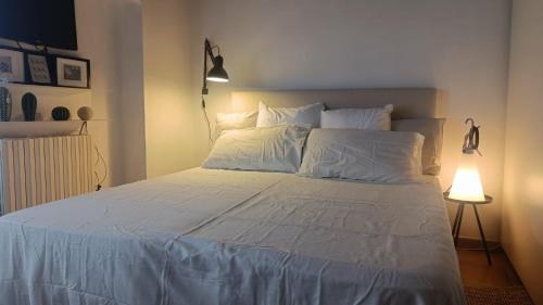 ミラノにあるTortona Design Navigli Milanのベッドルーム1室(大型ベッド1台、白いシーツ、枕付)