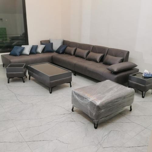 sala de estar con sofá marrón y mesas en Musk of night chalet, en Jerash