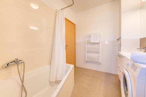 a bathroom with a tub and a washing machine at Ferienwohnung für 5 Personen ca 75 qm in Pula-Fondole, Istrien Istrische Riviera in Veli Vrh