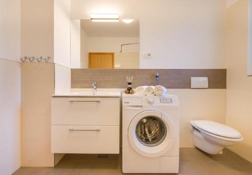 a bathroom with a washing machine and a toilet at Ferienwohnung für 5 Personen ca 75 qm in Pula-Fondole, Istrien Istrische Riviera in Veli Vrh
