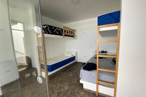 Cette petite chambre comprend 2 lits superposés et une douche. dans l'établissement Departamento de playa frente al mar, à Cerro Azul
