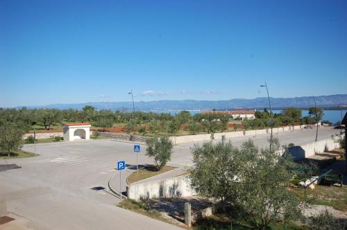 an empty parking lot with a road and a body of water at Ferienwohnung für 4 Personen ca 35 qm in Porat, Kvarner Bucht Krk in Porat