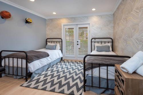 1 dormitorio con 2 literas y ventana en Luxurious Living: Modern 5BR Home, LA's Best Stay! en Los Ángeles