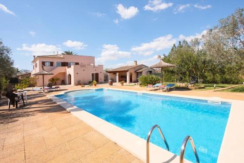 una piscina frente a una casa en Ferienhaus mit Privatpool für 5 Personen ca 85 qm in Campos, Mallorca Südküste von Mallorca, en Campos