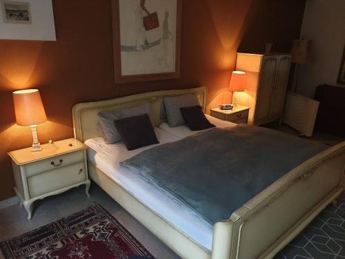 Postel nebo postele na pokoji v ubytování Traumhaus im Wald
