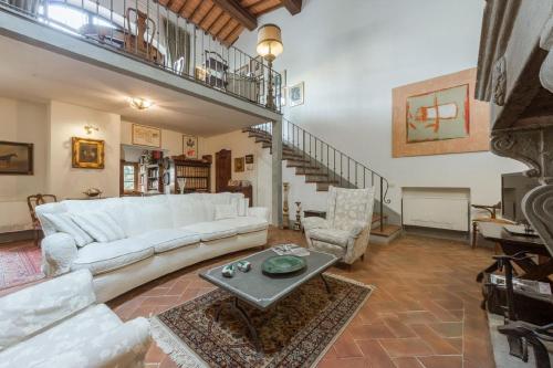 sala de estar con sofá blanco y mesa en Ferienwohnung für 5 Personen ca 150 qm in Florenz, Toskana Provinz Florenz, en Florencia