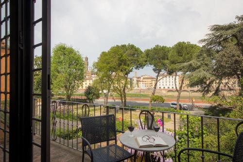 - Balcón con mesa y sillas y vistas a la ciudad en Ferienwohnung für 5 Personen ca 150 qm in Florenz, Toskana Provinz Florenz, en Florencia