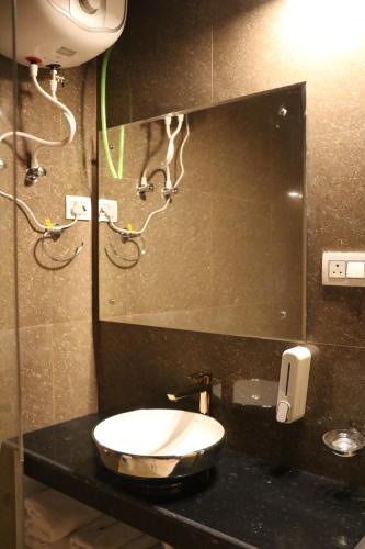 a bathroom with a sink and a mirror at Sukoon Dk in Rudraprayāg