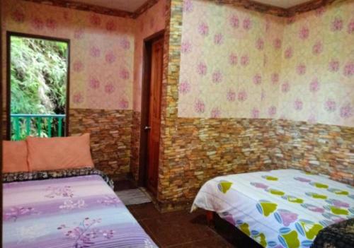 1 dormitorio con cama y ventana en An Escape to a Semi-Countryside Retreat - SEE TOO VILLE- Nature Lodging Home, en Sagada