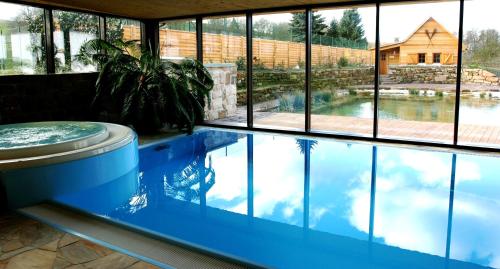 Bazén v ubytování Hammermühle Hotel & Gesundheitsresort nebo v jeho okolí