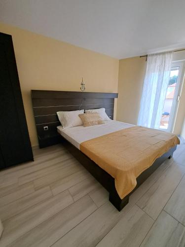 1 dormitorio con 1 cama grande y ventana grande en Apartment 4D, en Lopar