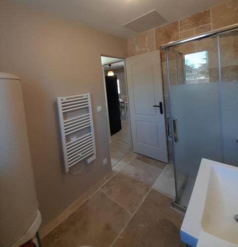 une salle de bain avec douche et porte vitrée dans l'établissement Chez Lydia et Cédric, à Rochefort-du-Gard