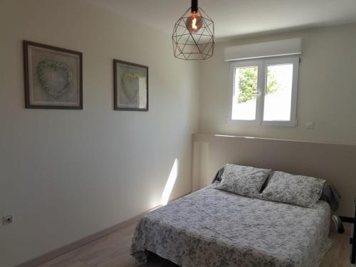 une chambre avec un lit et une fenêtre dans l'établissement Chez Lydia et Cédric, à Rochefort-du-Gard