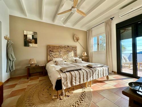 a bedroom with a bed and a ceiling fan at Bed & Breakfast Casa del Palta in Canillas de Albaida
