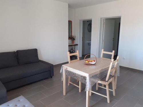 ein Wohnzimmer mit einem Tisch, Stühlen und einem Sofa in der Unterkunft Ferienwohnung für 4 Personen ca 48 m in Privlaka, Dalmatien Norddalmatien in Privlaka