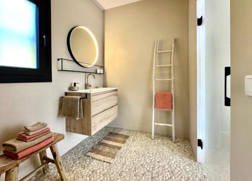 a bathroom with a sink and a mirror at Bed & Breakfast Casa del Palta in Canillas de Albaida