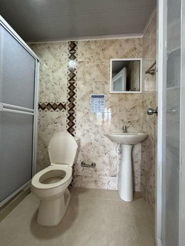 ein Bad mit einem WC und einem Waschbecken in der Unterkunft On time view in Providencia