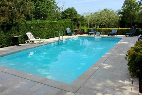 a swimming pool with blue water in a yard at Ferienwohnung für 4 Personen 2 Kinder ca 52 m in Fiorini, Istrien Umag und Umgebung in Fiorini