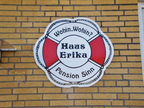 a sign on the side of a brick wall at Pension Haus Erika in Cuxhaven