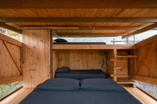 Двухъярусная кровать или двухъярусные кровати в номере Pedra Inn - Eco Cabaña fabricada usando Reciclaje