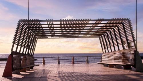 een metalen structuur op een pier met de oceaan bij Ferienwohnung für 4 Personen ca 70 qm in Puerto de Güimar, Teneriffa Ostküste von Teneriffa in Puertito de Güímar