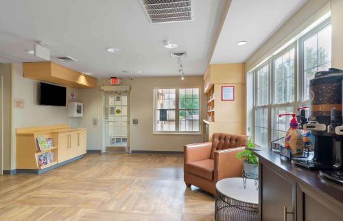 a large room with a waiting room with a couch at Extended Stay America Suites - Atlanta - Norcross - Peachtree Corners in Norcross