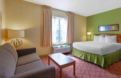 een hotelkamer met een bed en een bank bij Extended Stay America Suites - Atlanta - Norcross - Peachtree Corners in Norcross
