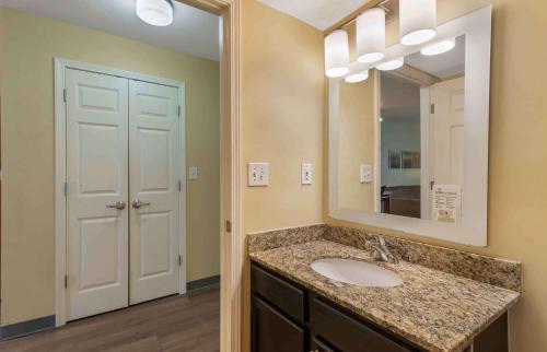 een badkamer met een wastafel en een spiegel bij Extended Stay America Suites - Atlanta - Norcross - Peachtree Corners in Norcross