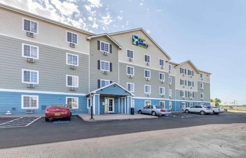a large hotel with cars parked in a parking lot at Extended Stay America Select Suites - Oklahoma City - Bethany in Oklahoma City