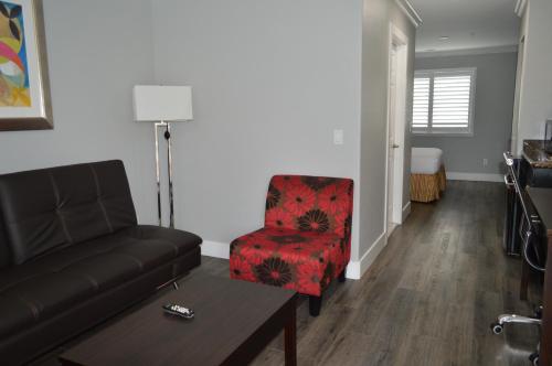 Χώρος καθιστικού στο Fairview Inn & Suites