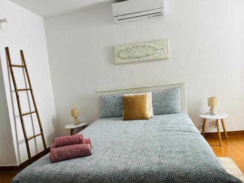 1 dormitorio con 1 cama con edredón azul en Lagoa House - Casa típica Algarvia en Lagoa