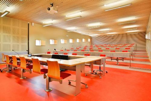 una sala de conferencias vacía con una mesa larga y sillas en Le Port de Decize, en Decize