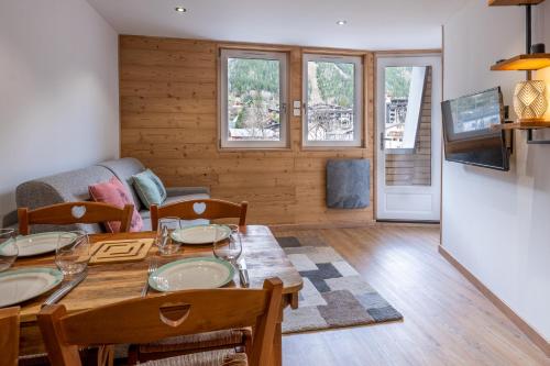 une cuisine et un salon avec une table et des chaises dans l'établissement Appartement 