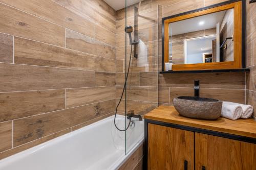 une salle de bain avec un lavabo et un miroir dans l'établissement Appartement 