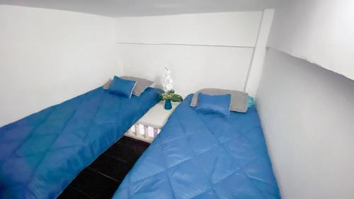Tempat tidur dalam kamar di Apartment in the walled city