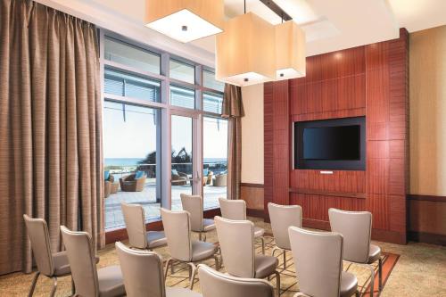 TV a/nebo společenská místnost v ubytování The Ritz-Carlton Bal Harbour, Miami