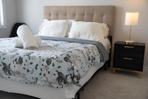 - une chambre dotée d'un lit avec un couvre-lit floral dans l'établissement Transpark Home, à Ottawa