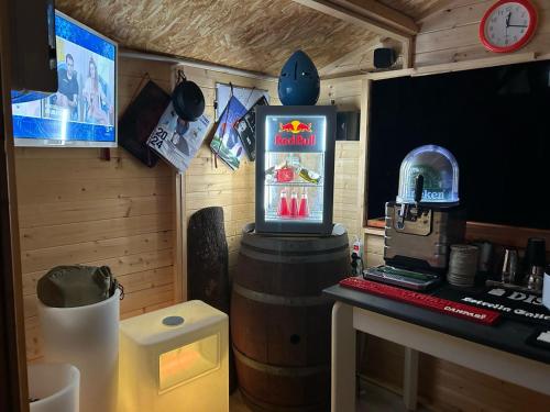 a room with a bar with a video game on a barrel at Casa Bea in Palmadula