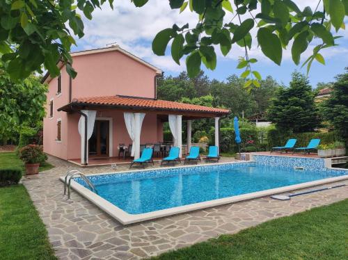 a swimming pool with chairs and a house at Ferienhaus mit Privatpool für 8 Personen ca 120 qm in Laginji, Istrien Binnenland von Istrien in Žminj