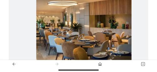 里約熱內盧的住宿－Hotel nacional，餐厅内带桌椅的用餐室