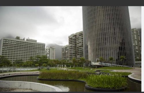 un perfil urbano con edificios altos y un río en Hotel nacional, en Río de Janeiro