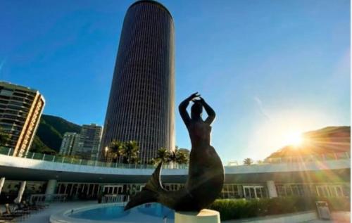 una estatua de una sirena frente a un edificio en Hotel nacional en Río de Janeiro