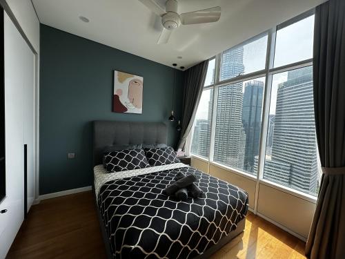 Un dormitorio con una cama y una ventana grande en High Floor Lux Apartment Across KLCC, en Kuala Lumpur