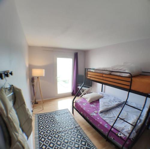 Zimmer mit Etagenbett in einem Zimmer in der Unterkunft Cosy appart T4 90m~ Proche Paris - 5 min du RER C in Arpajon