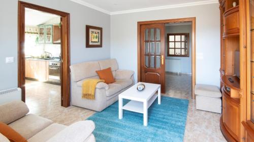 a living room with a couch and a table at AG Casa Nosa Playa Pedra do Sal a 500 metros in Lema