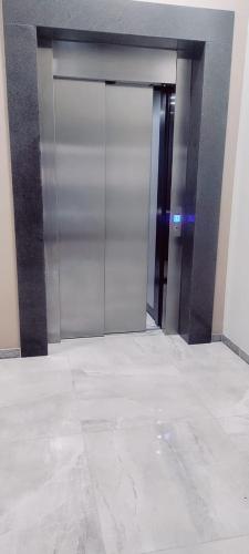 un ascensor metálico en un edificio en Crystal en Zielona Góra