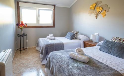 um quarto com duas camas e uma janela em AG Casa Nosa Playa Pedra do Sal a 500 metros em Lema