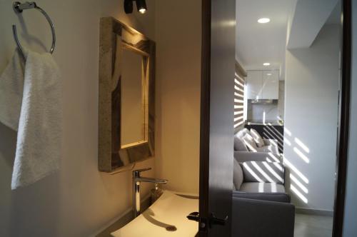 W łazience znajduje się umywalka i lustro. w obiekcie Depto 5 Centro Expositor w mieście Puebla