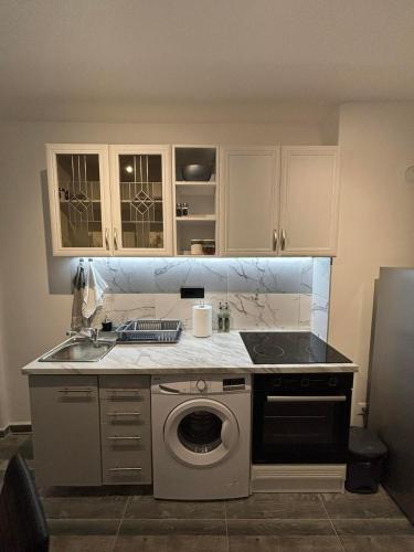 Una cocina o cocineta en Apartman Centar